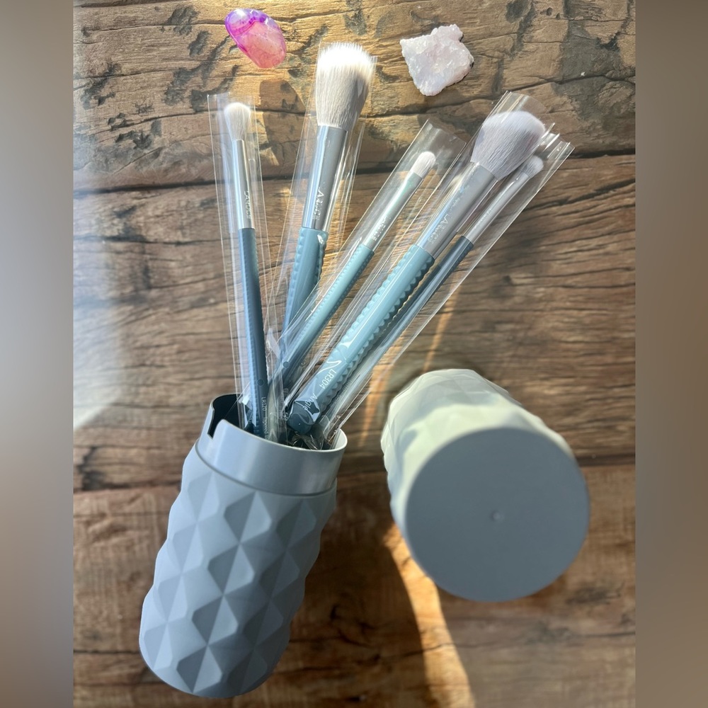 🆕 Laruce Beauty Christine Brush Set, 5pcs brush set for your perfect makeup!